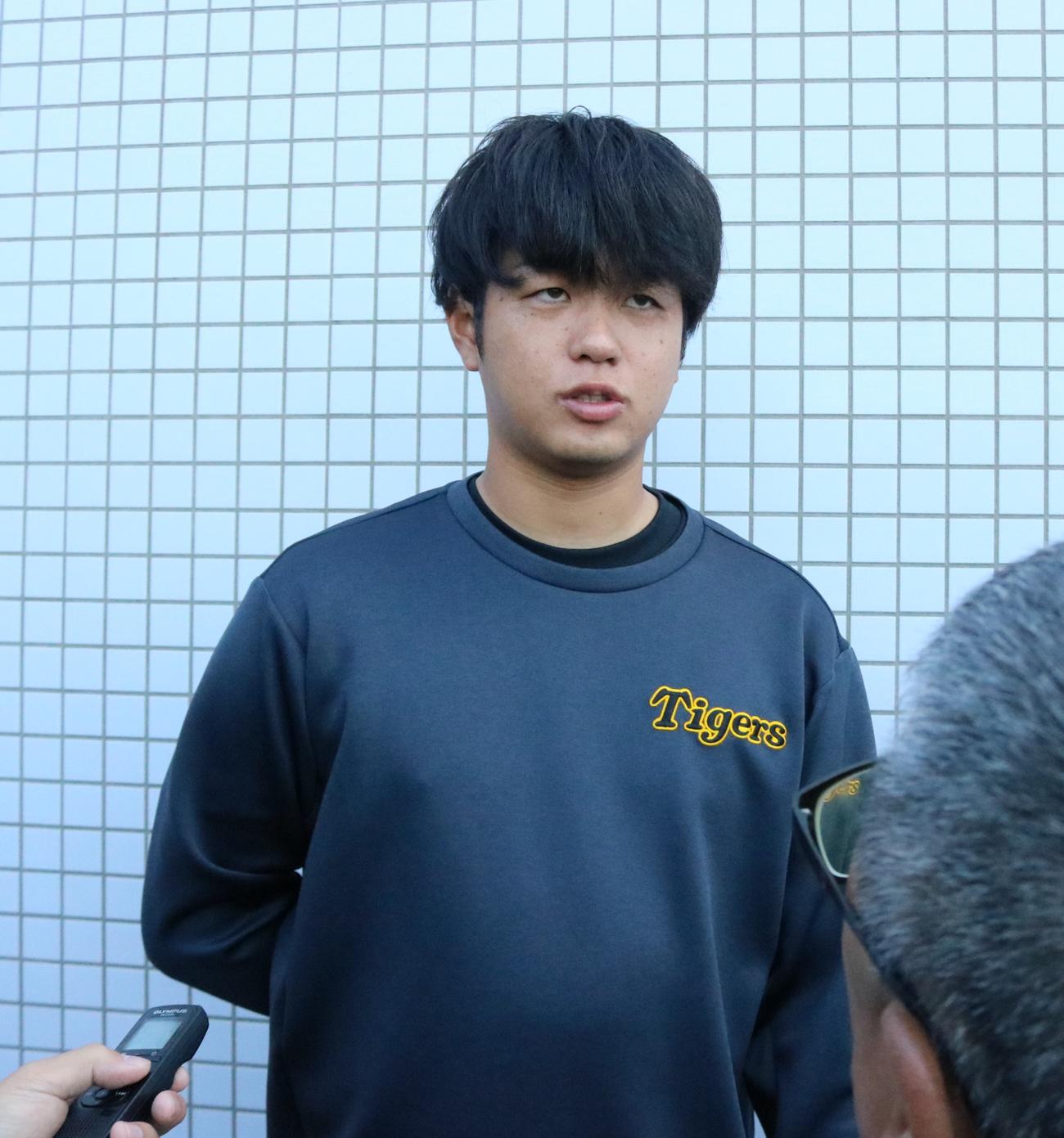 阪神高橋が手術を終えて鳴尾浜に合流し、報道陣の取材に応じる（撮影・林亮佑）