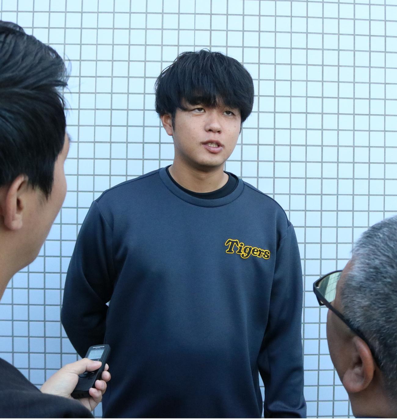 阪神高橋が手術を終えて鳴尾浜に合流し、報道陣の取材に応じる（撮影・林亮佑）