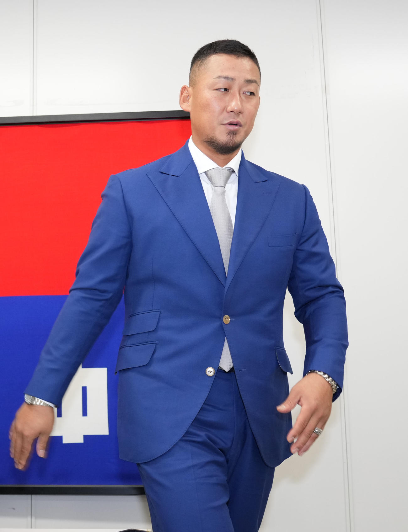 契約交渉後の取材対応を終え会見場を後にする中田（撮影・森本幸一）