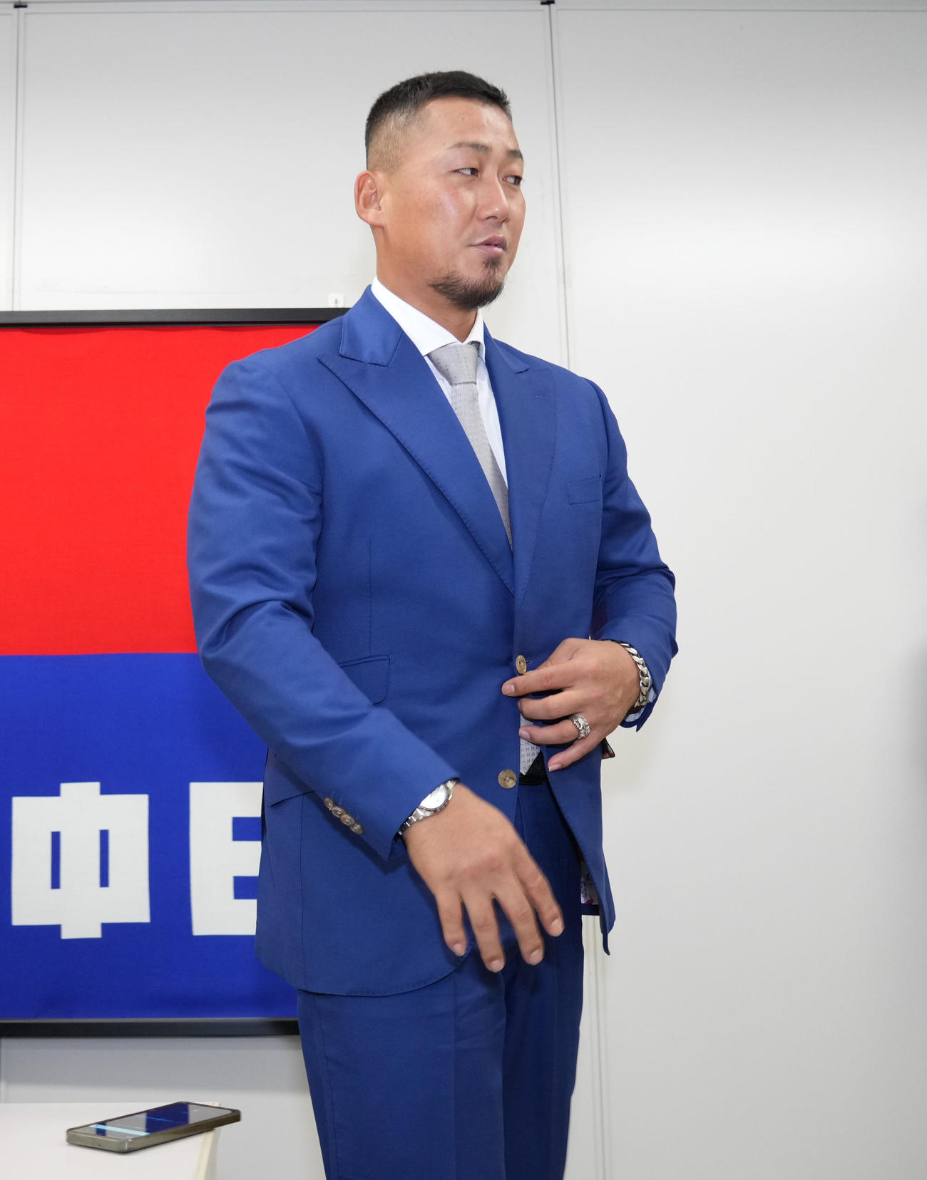 契約交渉後の取材対応を終え会見場を後にする中田（撮影・森本幸一）