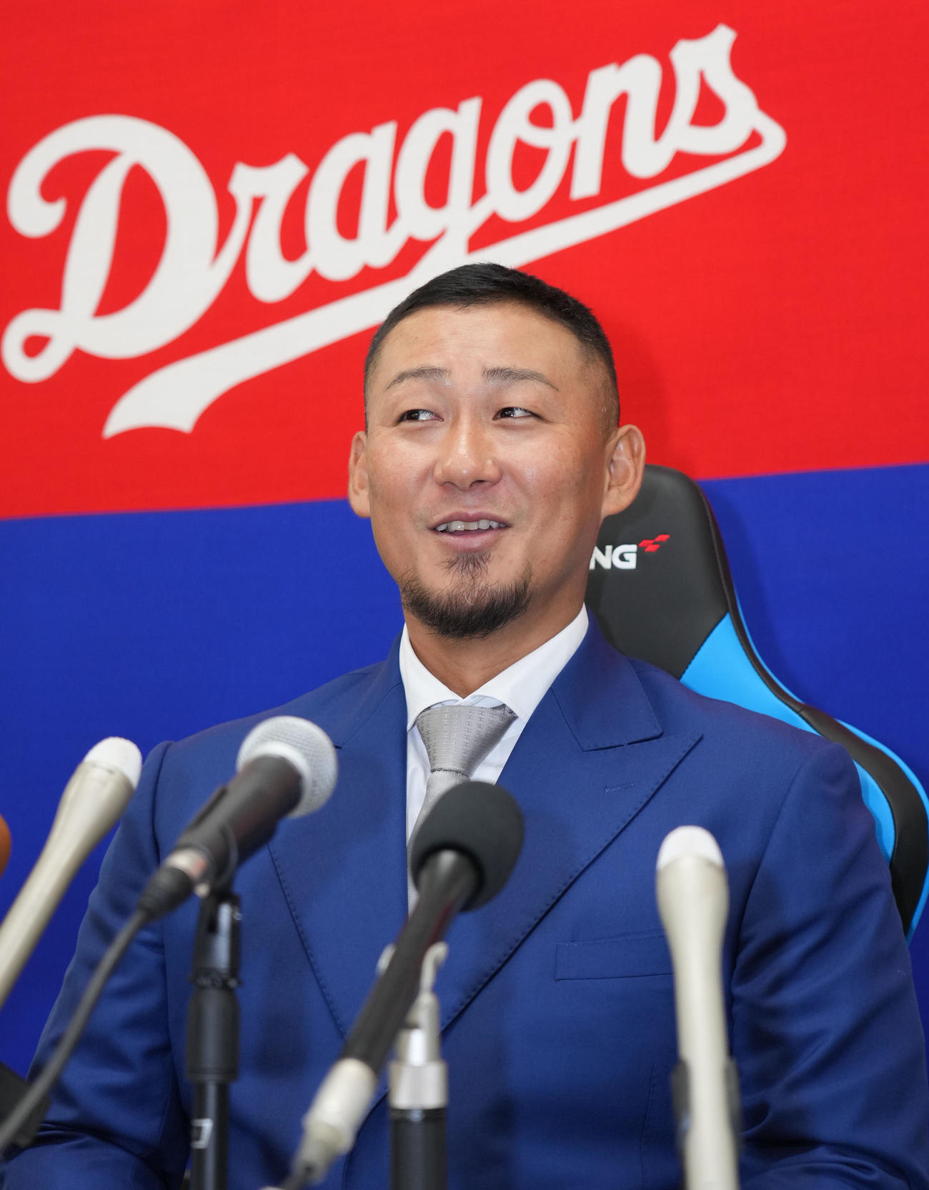 契約交渉を終え会見する中田（撮影・森本幸一）
