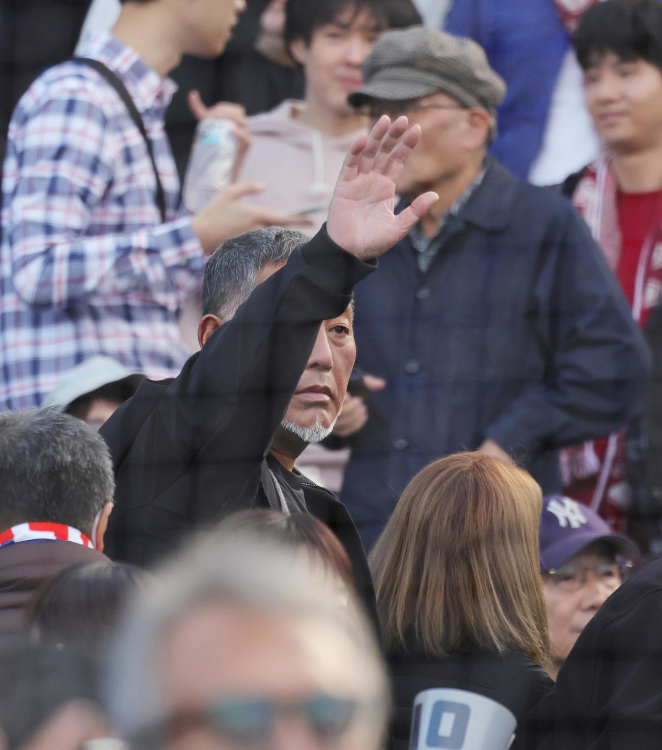 早大対慶大　観戦を終えた清原和博氏は、インタビューを受ける長男の慶大・清原正吾に手を振り引き揚げる（撮影・野上伸悟）