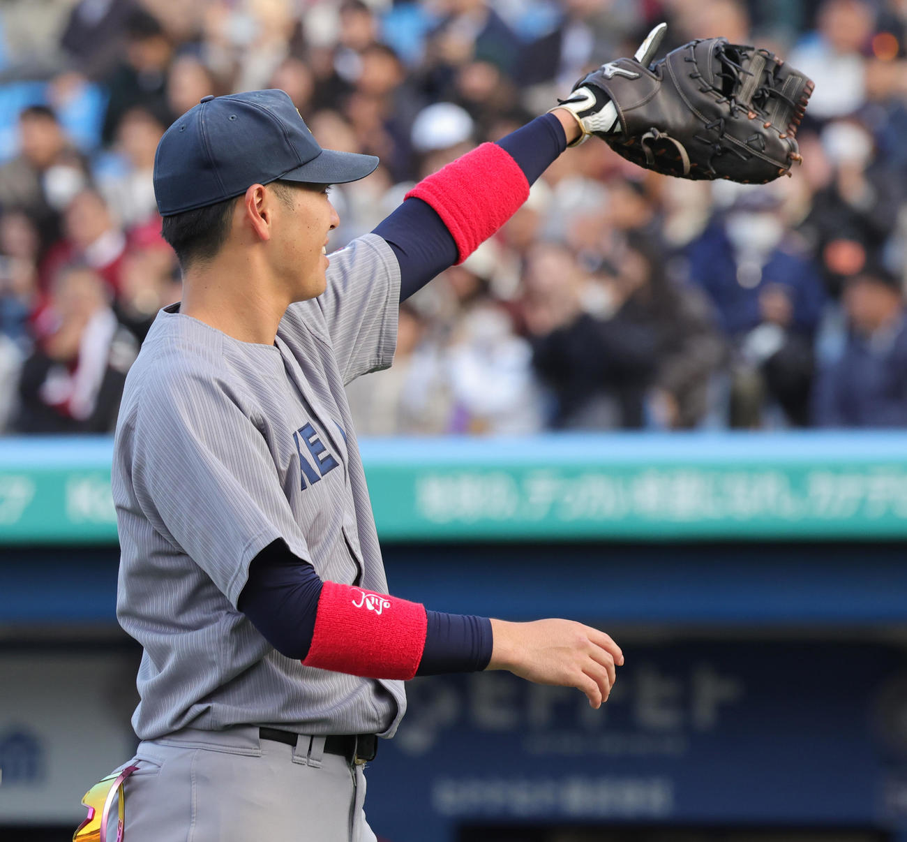 早大対慶大　先勝した慶大・清原は、観戦した父の清原和博氏に合図を送りながら引き揚げる（撮影・野上伸悟）