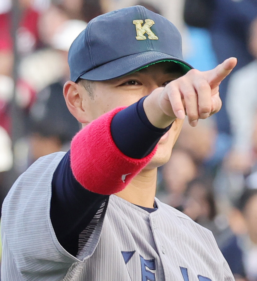 早大対慶大　先勝した慶大・清原正吾は、笑顔で客席を指さす（撮影・野上伸悟）