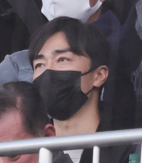 早大対慶大　観戦する早大OBのソフトバンク和田（撮影・野上伸悟）