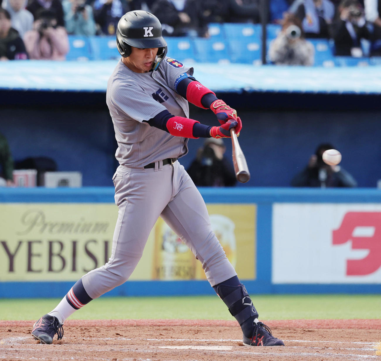 早大対慶大　8回裏慶大無死一塁、右前打を放つ清原（撮影・野上伸悟）