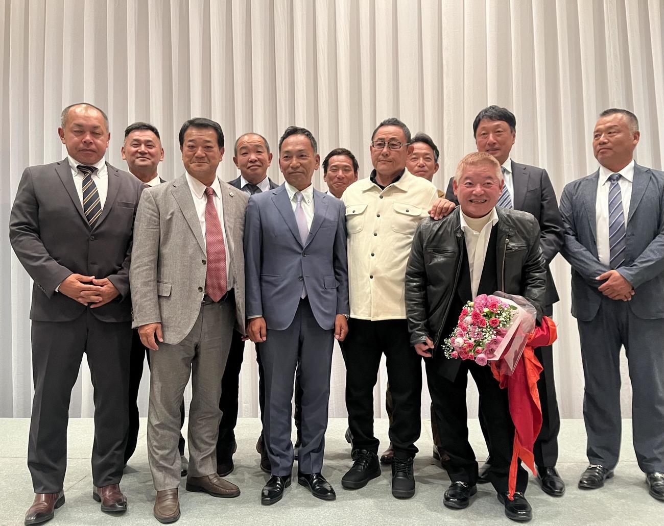還暦祝賀会に集まった高校野球の監督らと記念撮影する大商大・富山陽一監督（前列右から2人目）