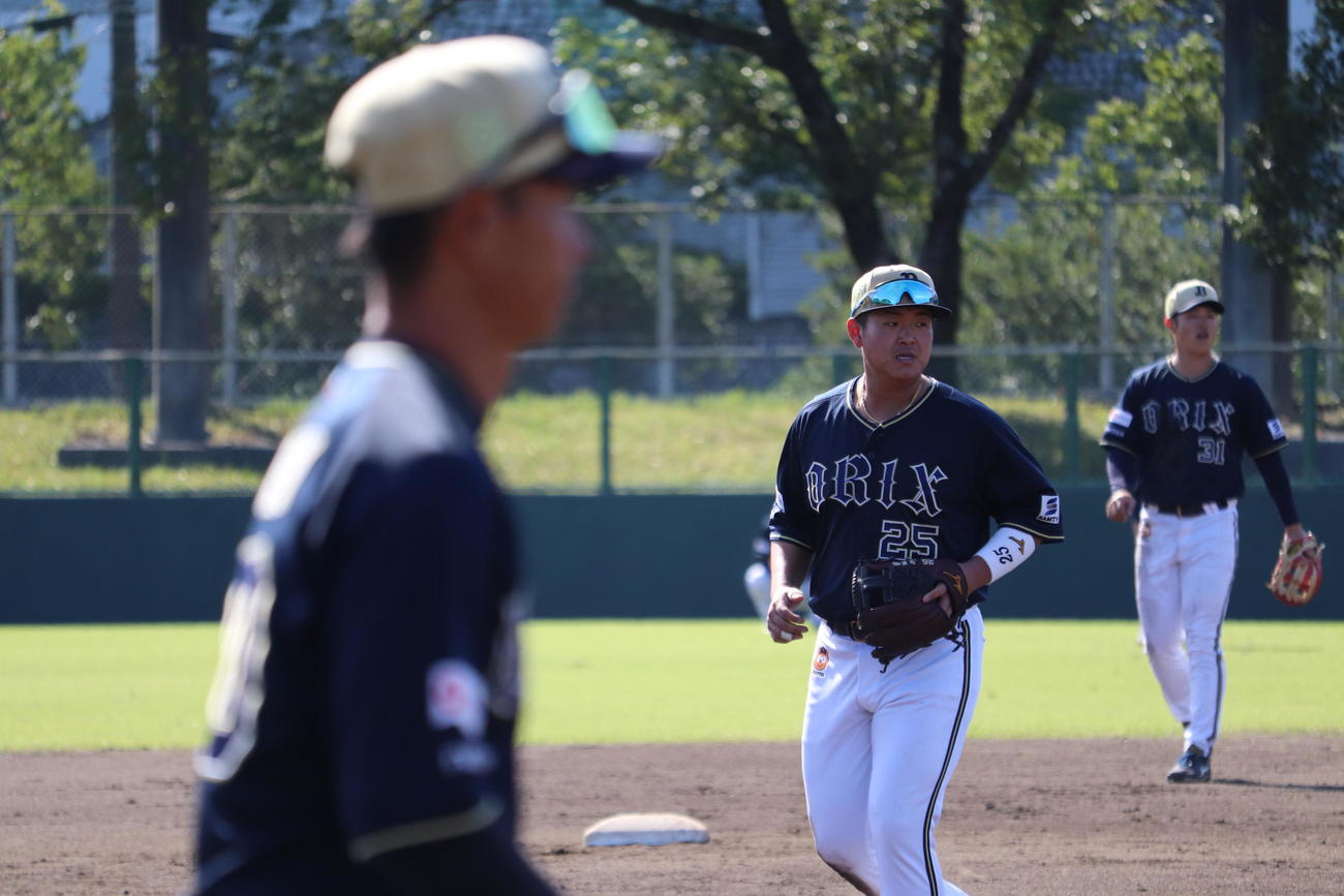 オリックス内藤はケース打撃で三塁守備に就く