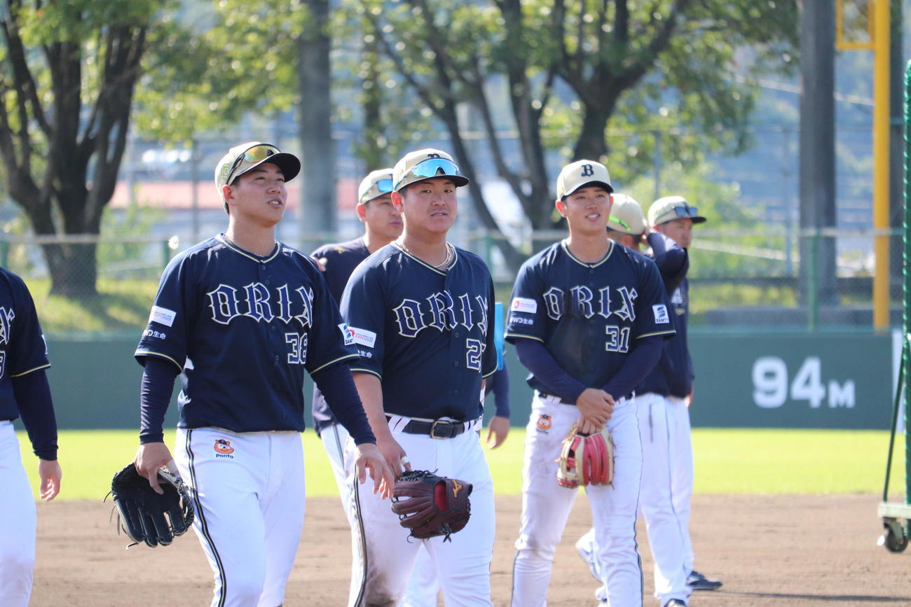 ケース打撃で“満塁弾”を放ったオリックス内藤（中央）。左は来田、右は太田