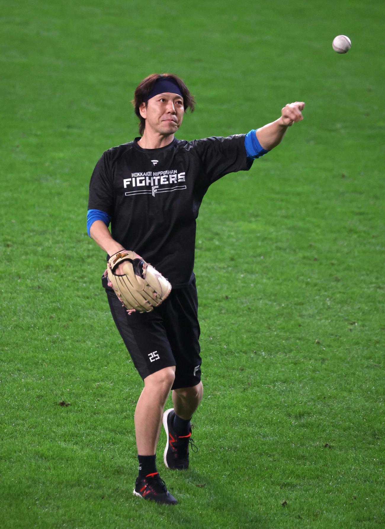 キャッチボールする日本ハム宮西（撮影・黒川智章）