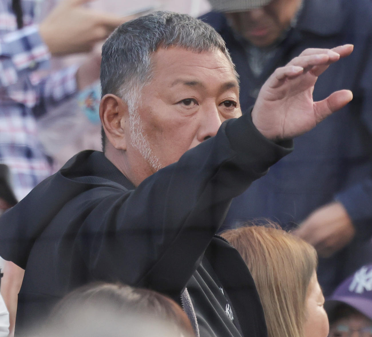 早大対慶大　観戦を終えた清原和博氏は、インタビューを受ける長男の慶大・清原正吾に手を振り引き揚げる（撮影・野上伸悟）
