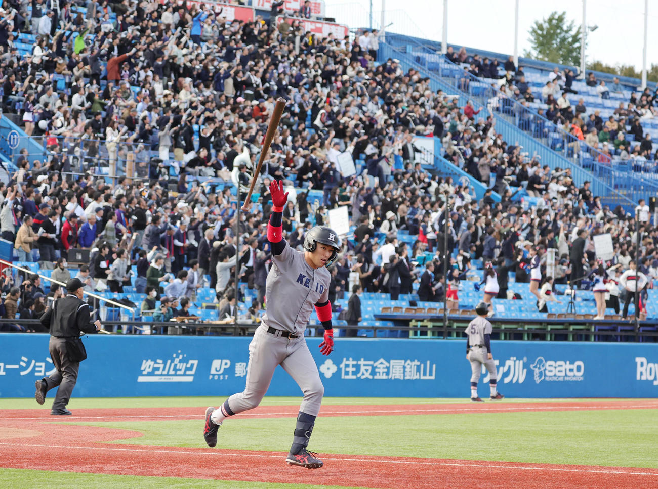 早大対慶大　6回裏慶大1死、左越え本塁打を放つ清原（撮影・野上伸悟）