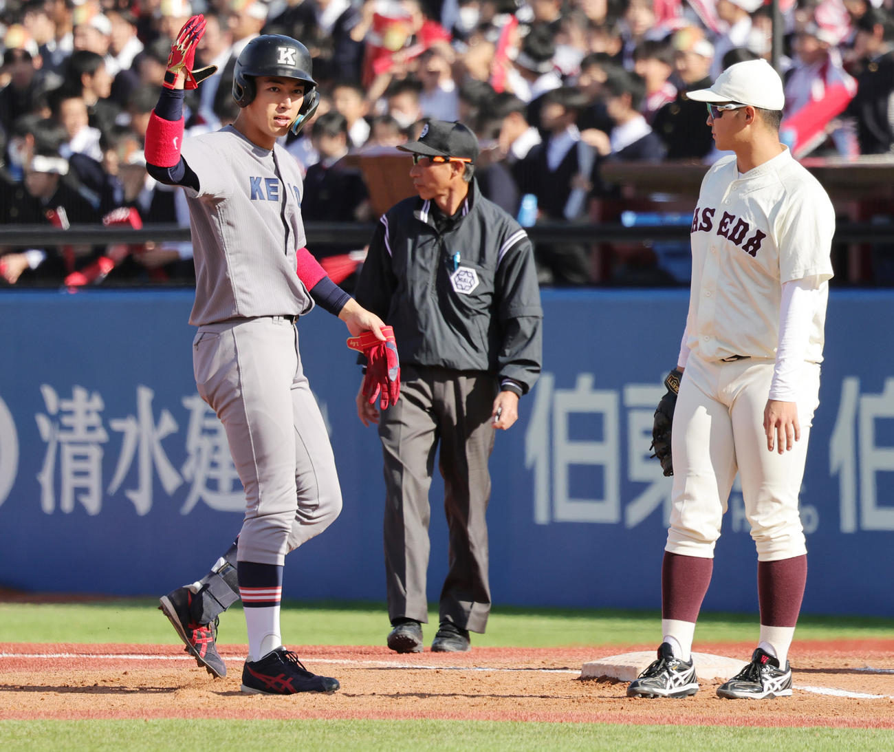 早大対慶大　1回裏慶大2死、右前打を放ち喜ぶ清原（撮影・野上伸悟）