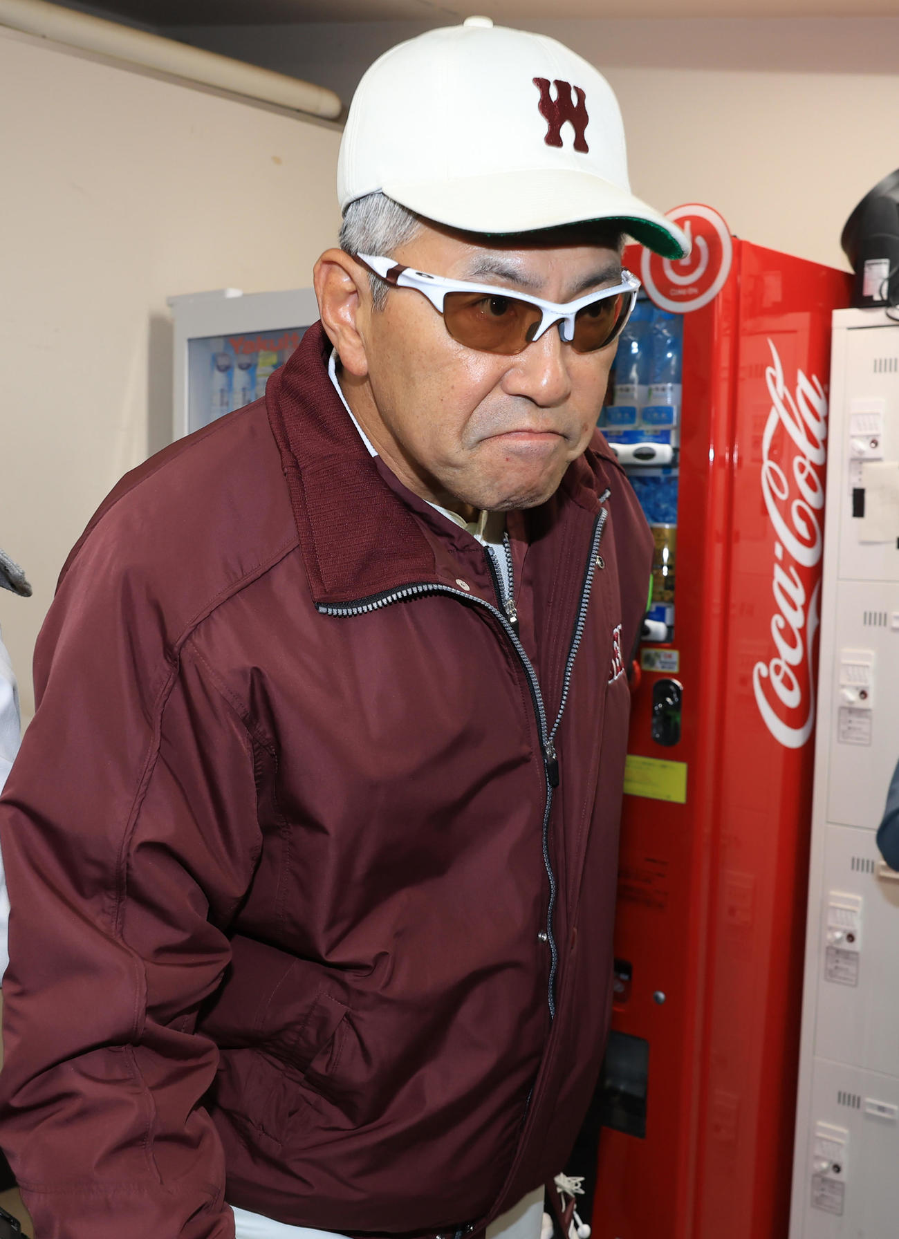早大対慶大　会見を終え引き揚げる早大・小宮山監督（撮影・野上伸悟）