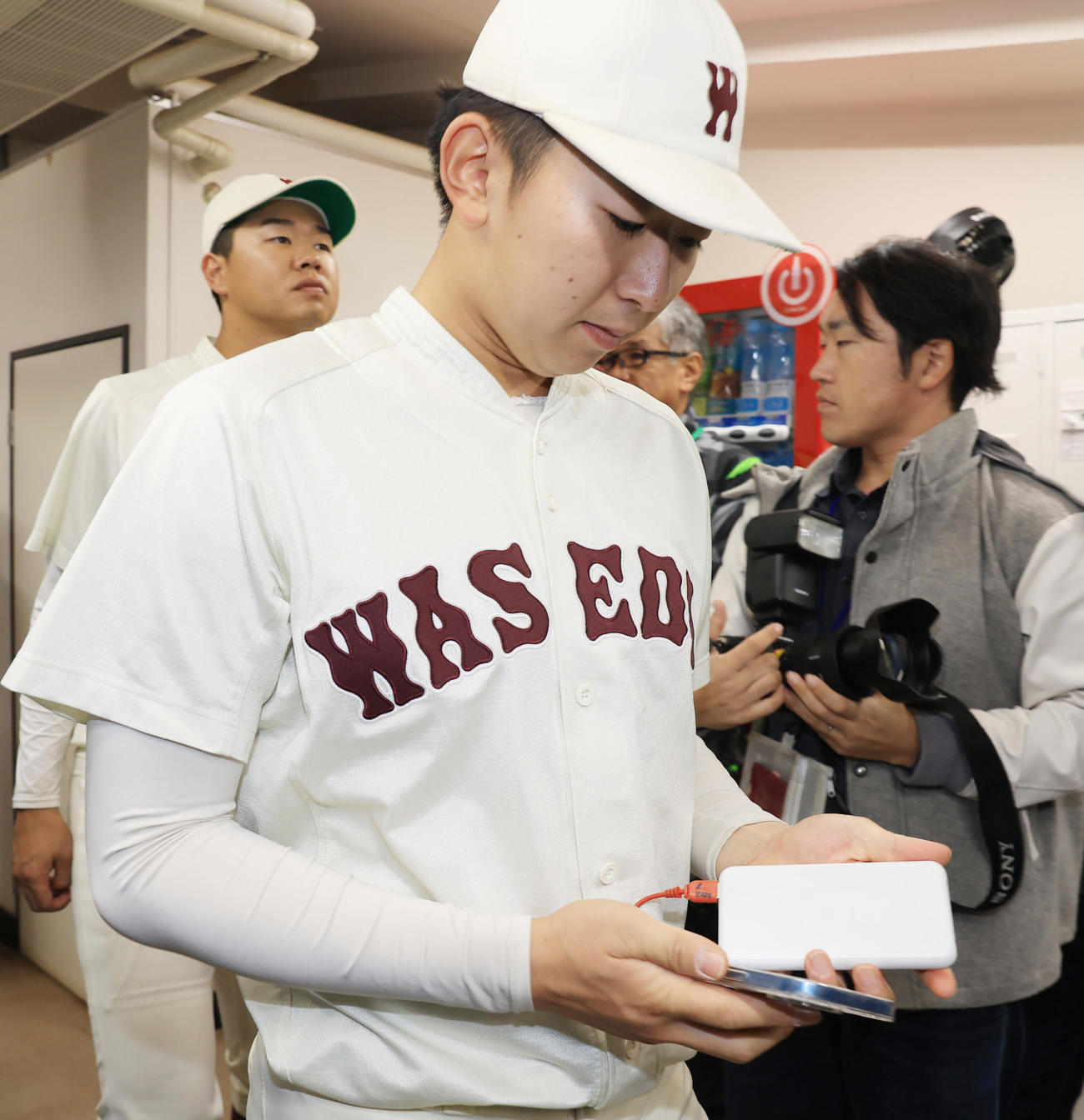 早大対慶大　会見を終え引き揚げる早大・伊藤樹（手前）と印出主将（撮影・野上伸悟）