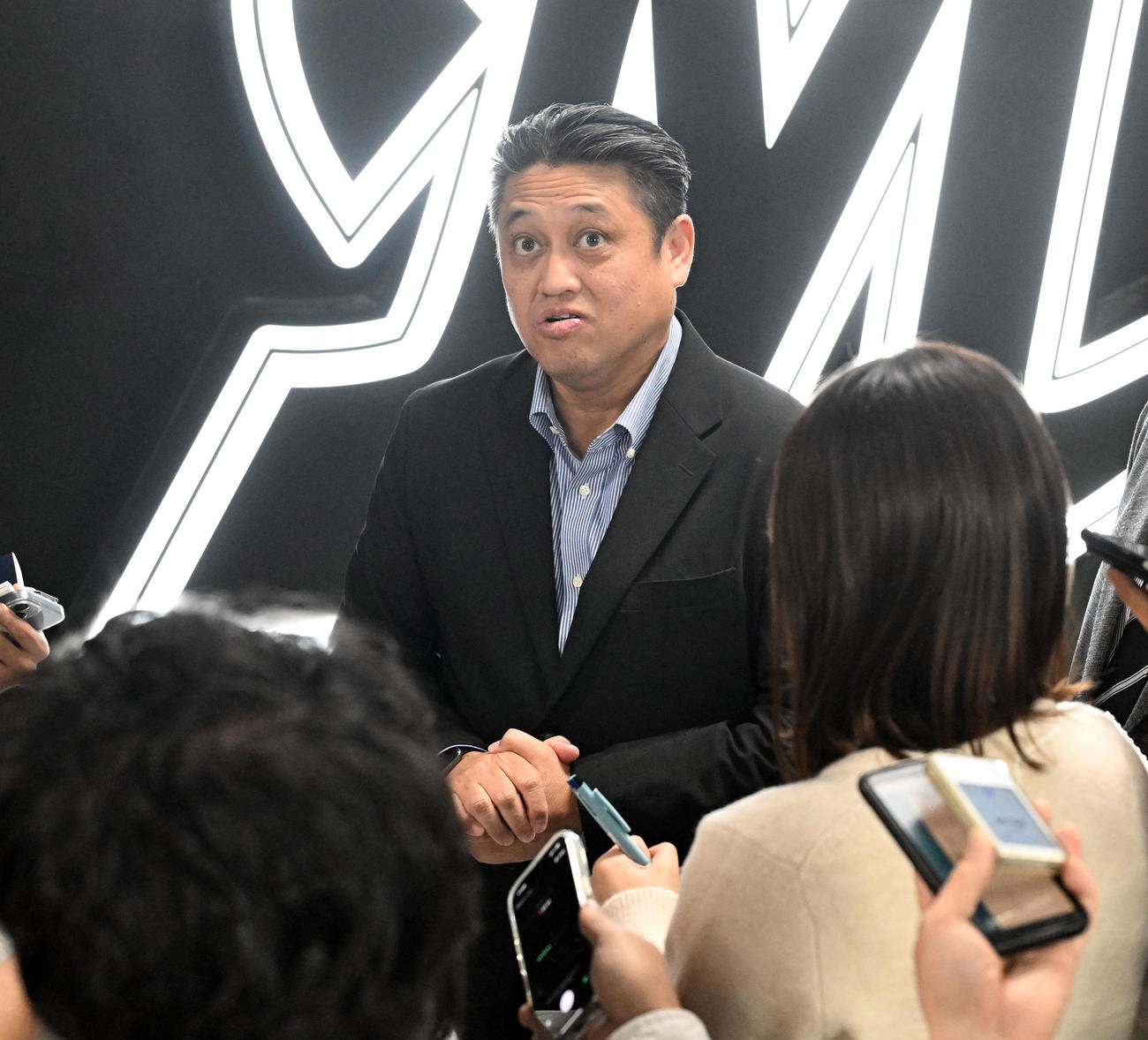 ロッテ・佐々木の米大リーグ球団への移籍について取材に応じる松本球団本部長（撮影・千葉一成）