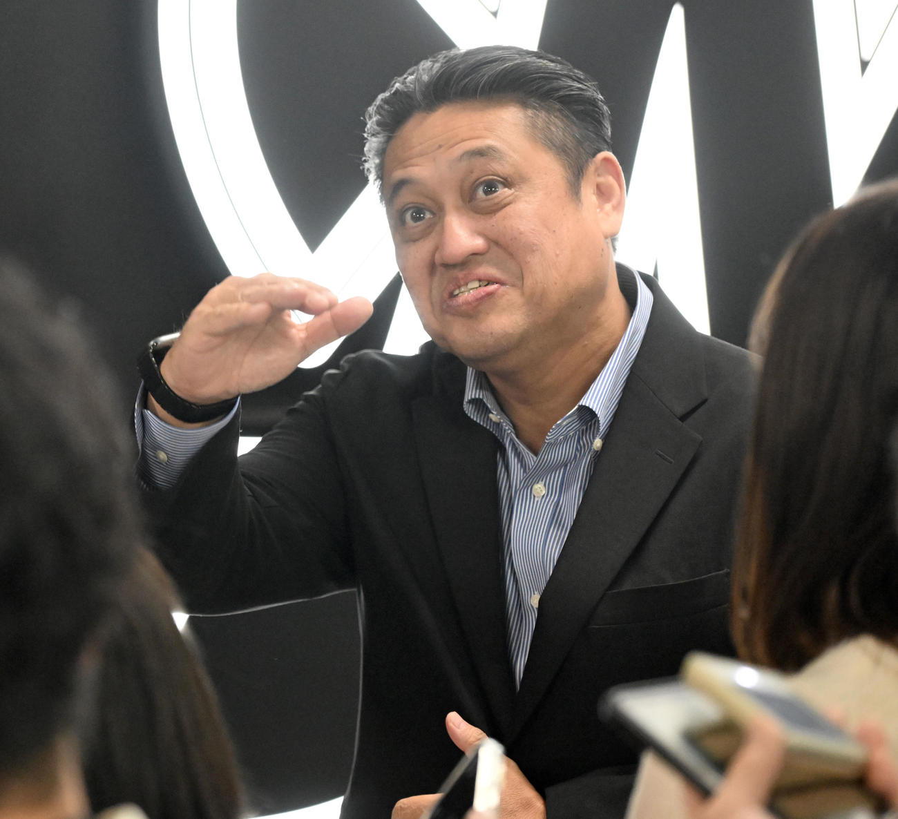 ロッテ・佐々木の米大リーグ球団への移籍について取材に応じる松本球団本部長（撮影・千葉一成）