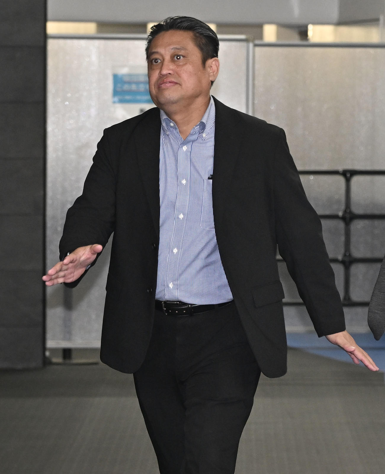 ロッテ佐々木の米大リーグ球団への移籍について取材対応に臨む松本球団本部長（撮影・千葉一成）