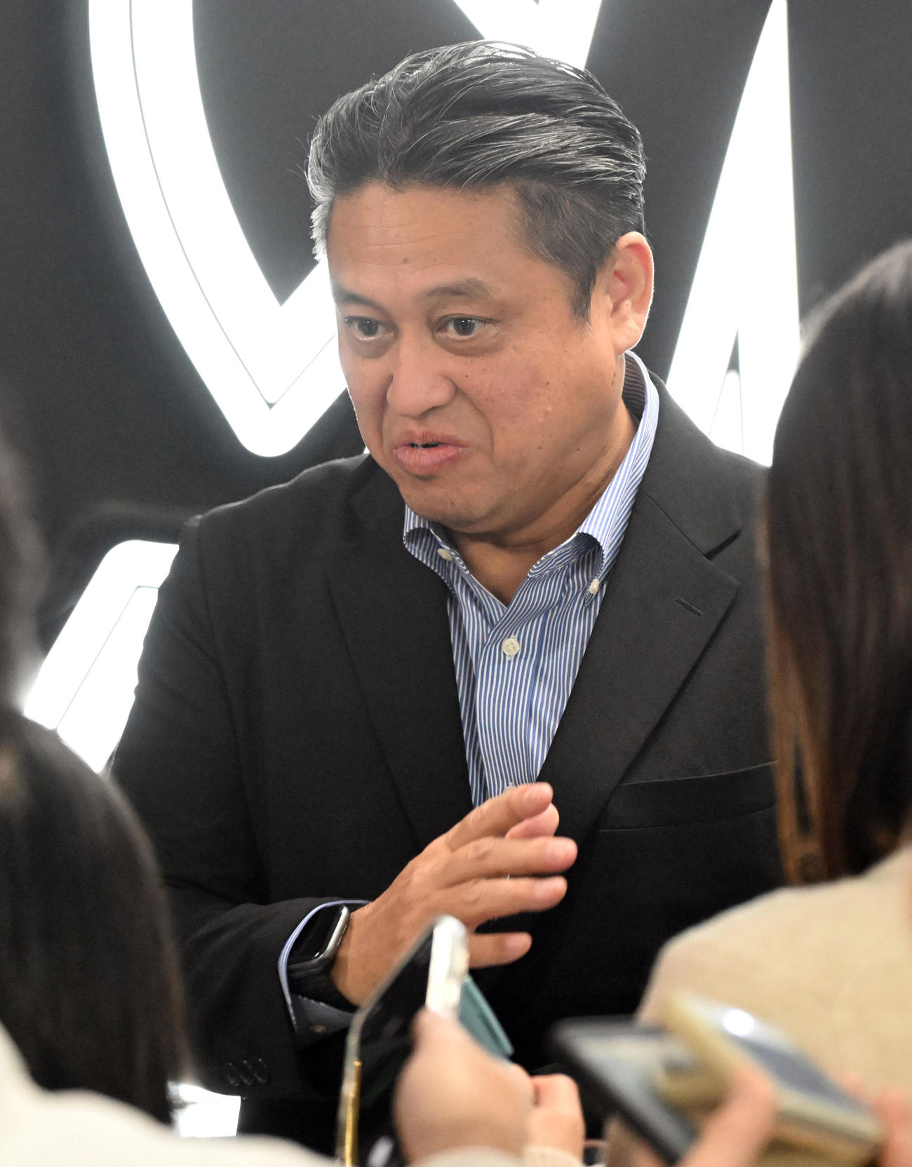 ロッテ・佐々木の米大リーグ球団への移籍について取材に応じる松本球団本部長（撮影・千葉一成）