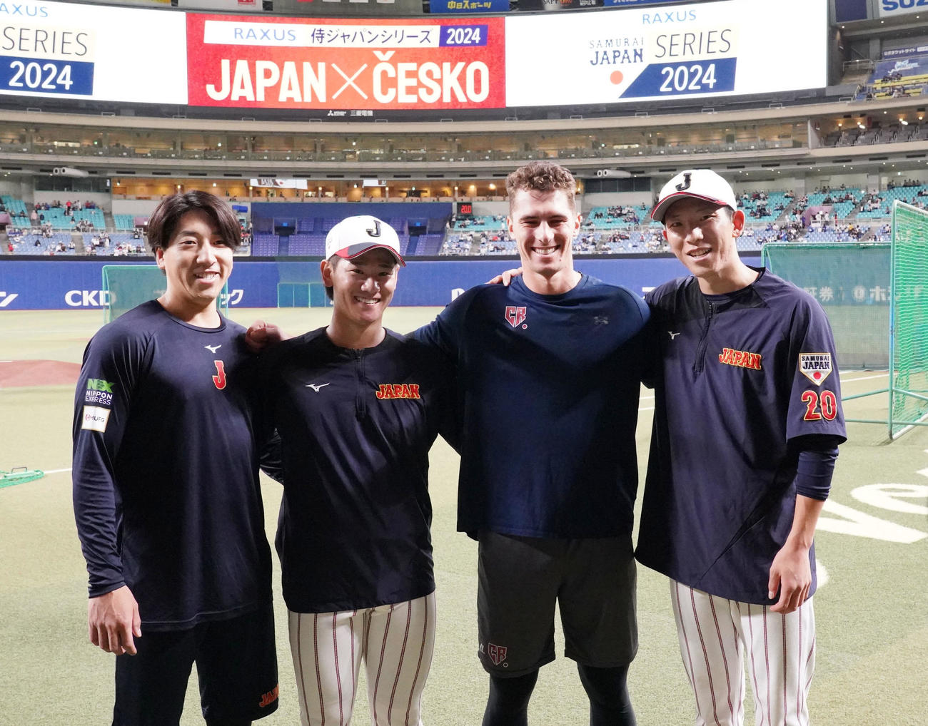 日本対チェコ　試合前、記念撮影に納まる（左から）大勢、井上、フルプ、戸郷（撮影・森本幸一）
