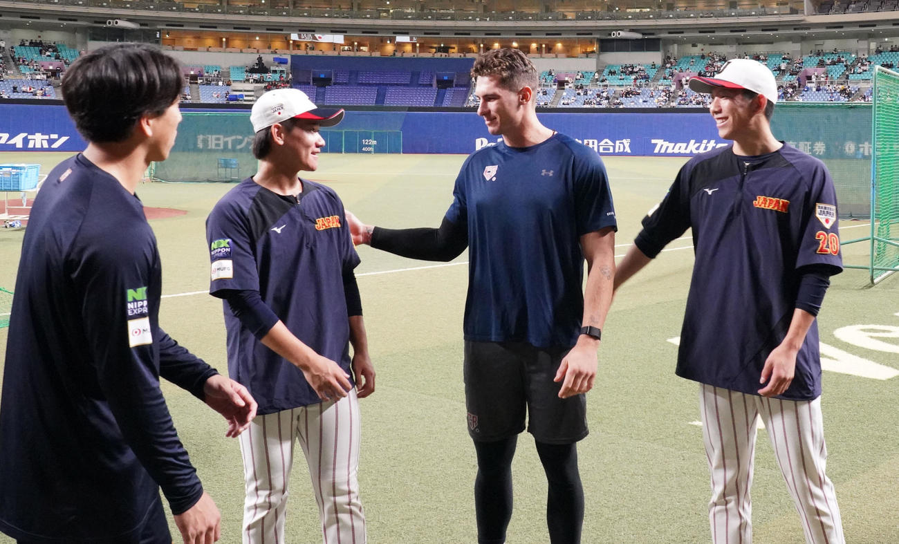 日本対チェコ　試合前、言葉を交わす（左から）大勢、井上、フルプ、戸郷（撮影・森本幸一）