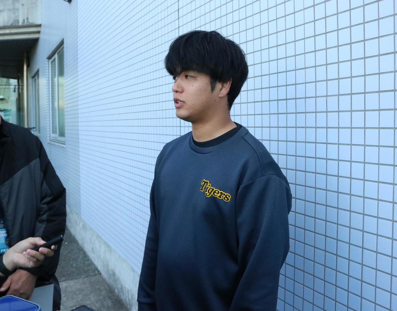 阪神高橋が手術を終えて鳴尾浜に合流し、報道陣の取材に応じる（撮影・林亮佑）