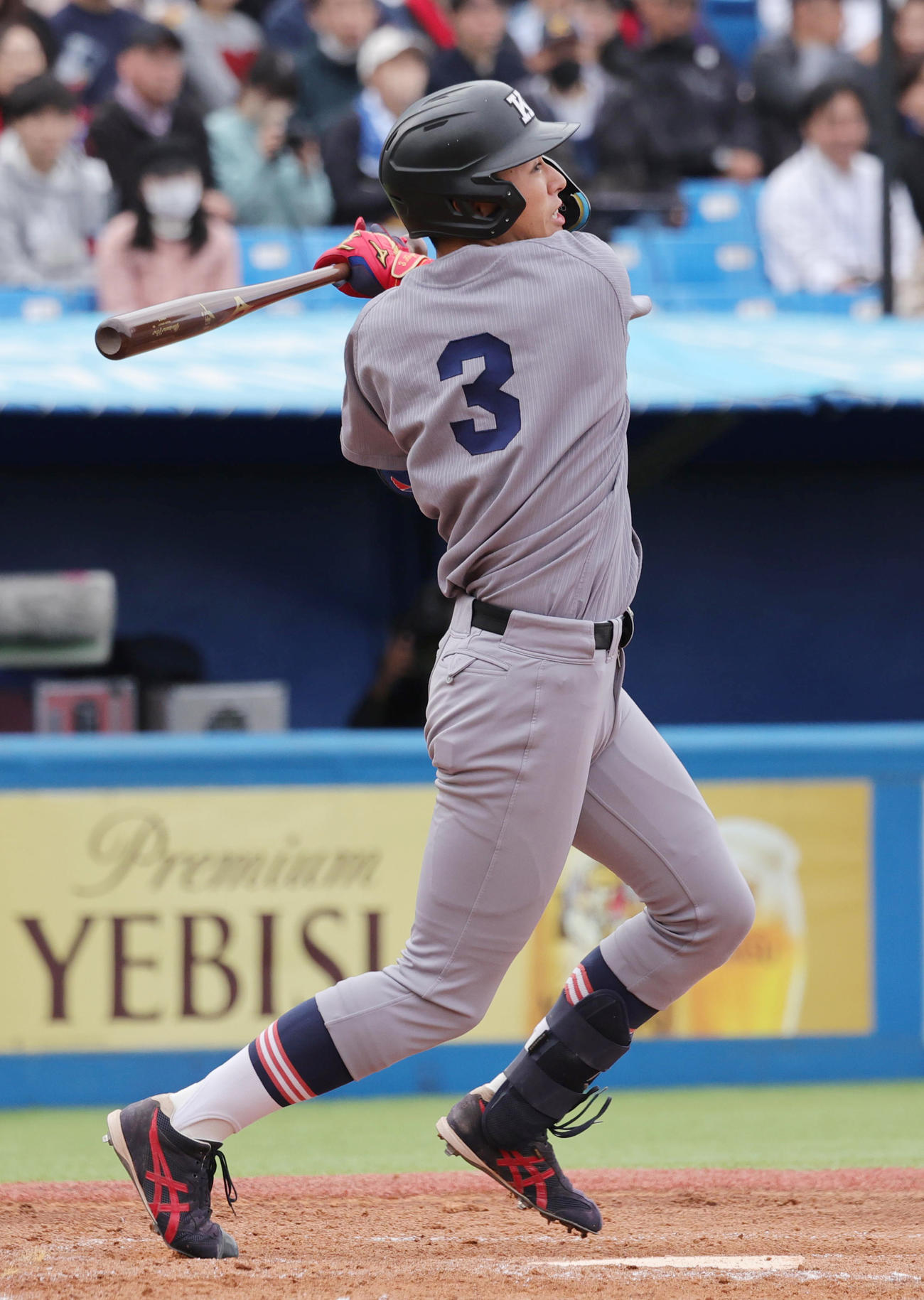 早大対慶大　4回裏慶大1死、右前打を放つ清原（撮影・野上伸悟）