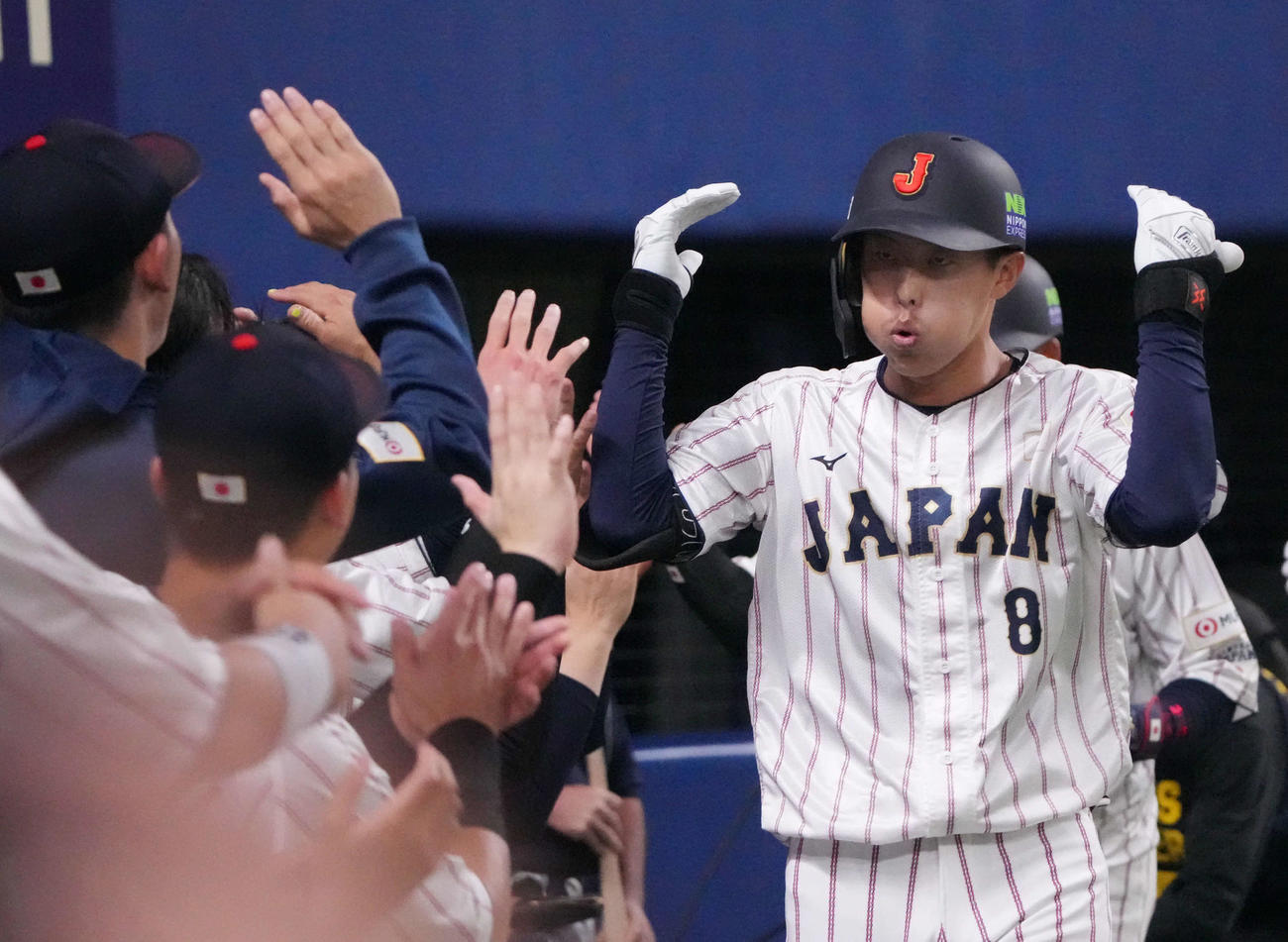 日本対チェコ　6回裏日本無死一、三塁、右中間へ3点本塁打を放った辰己（右）（撮影・森本幸一）