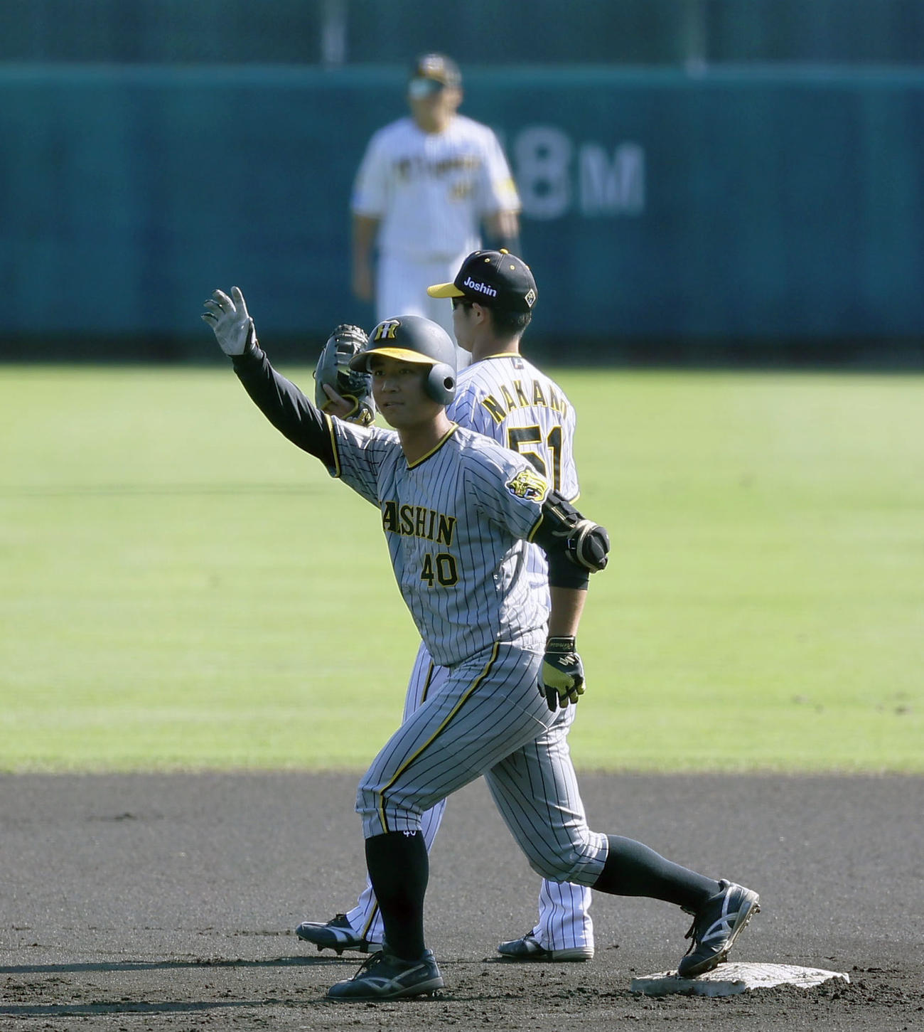 紅白戦　1回表紅組1死二塁、井坪は左前に先制の適時二塁打を放ちポーズをとる（撮影・藤尾明華）