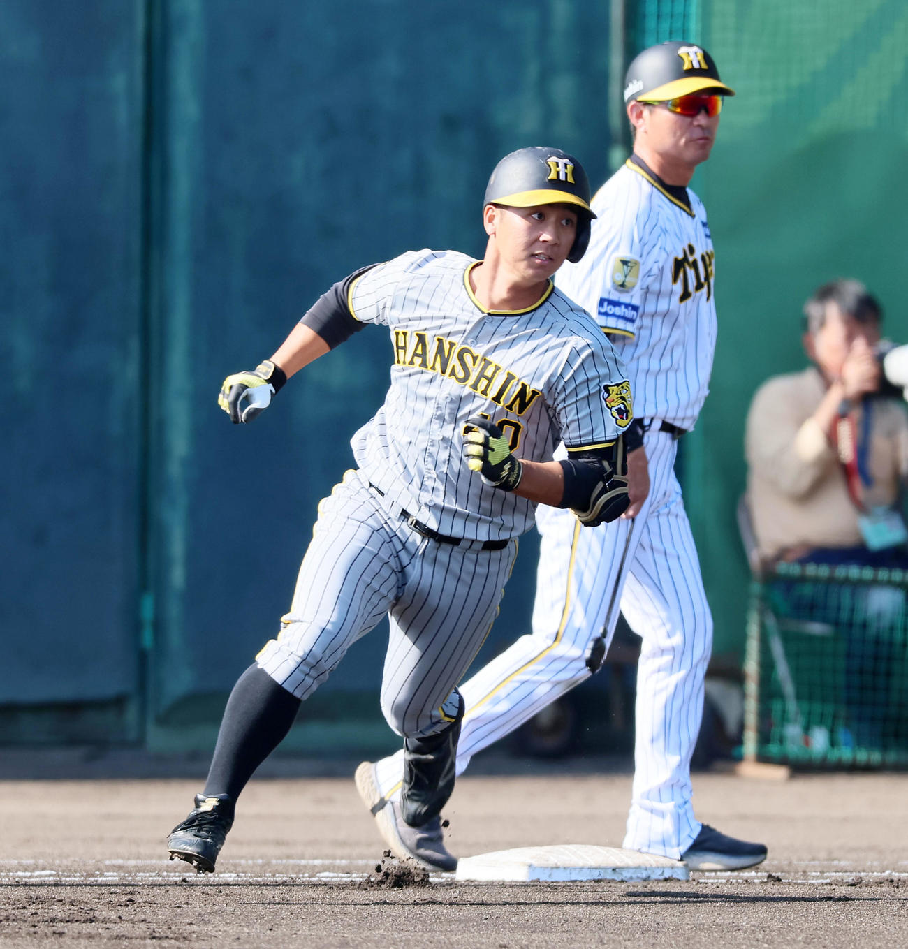 紅白戦　1回表紅組1死二塁、井坪は左へ適時二塁打を放つ（撮影・加藤哉）