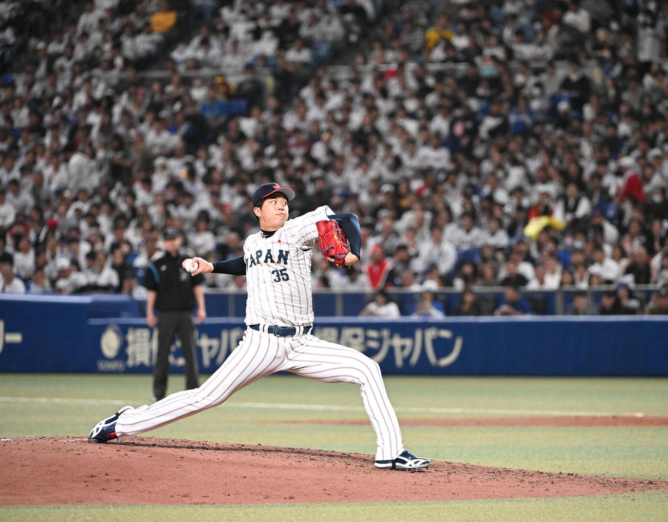 日本対チェコ　4回から日本2番手で登板する才木（撮影・和賀正仁）