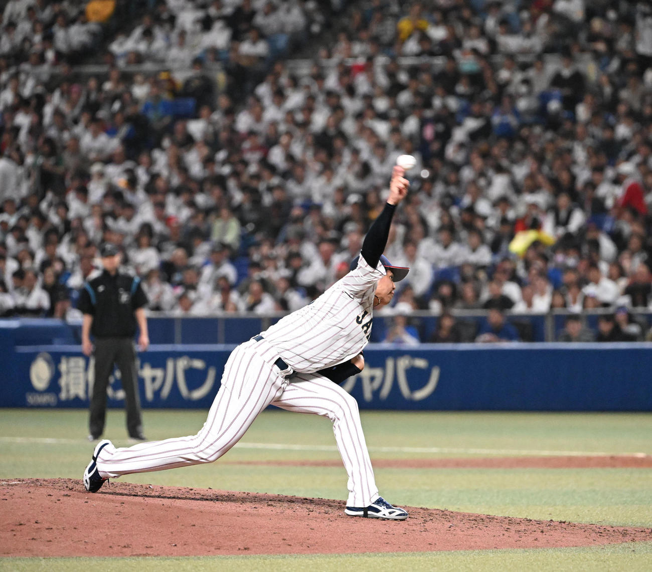 日本対チェコ　4回から日本2番手で登板する才木（撮影・和賀正仁）