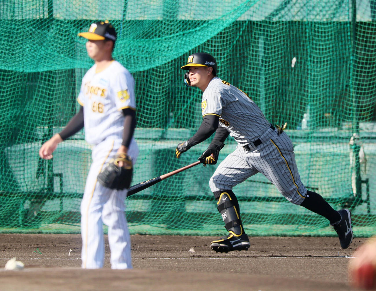 紅白戦　1回表紅組無死、佐藤輝は右翼線に二塁打を放つ。投手津田（撮影・加藤哉）