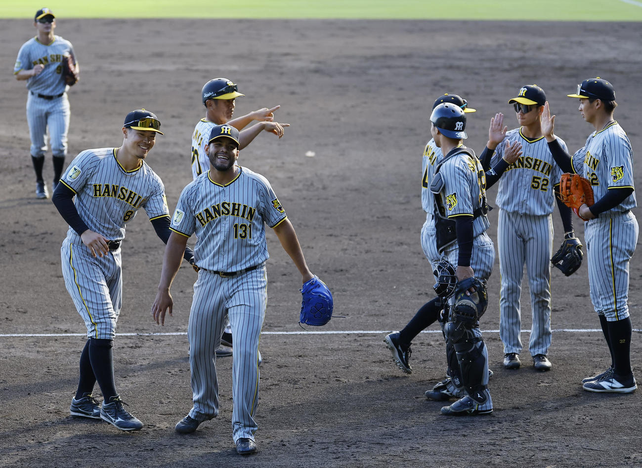 紅白戦に勝利し、ベタンセス（左から2人目）と喜ぶ佐藤輝明（左端）ら紅組（撮影・藤尾明華）