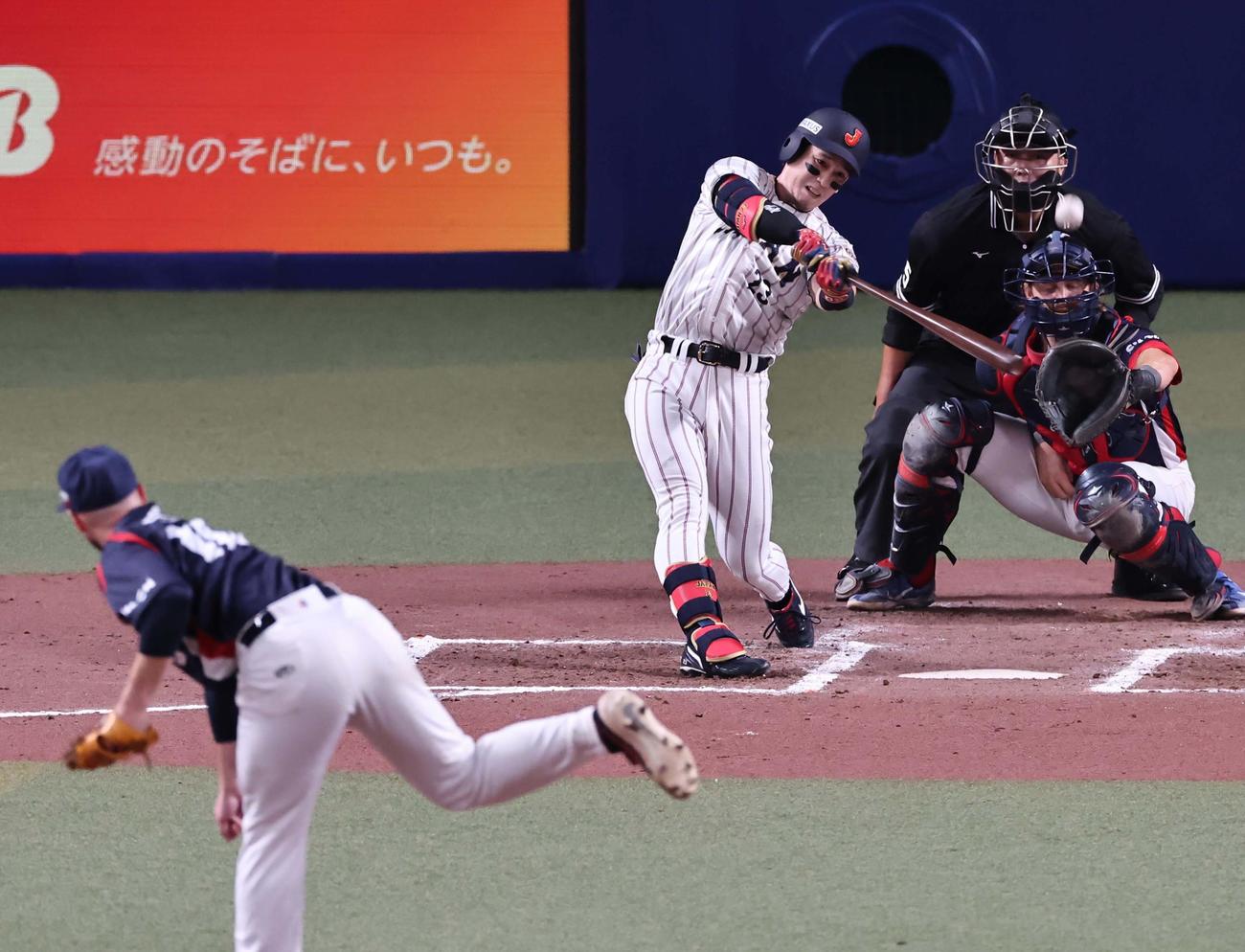 日本対チェコ　6回裏日本1死満塁、栗原は勝ち越し犠飛を放つ（撮影・上田博志）