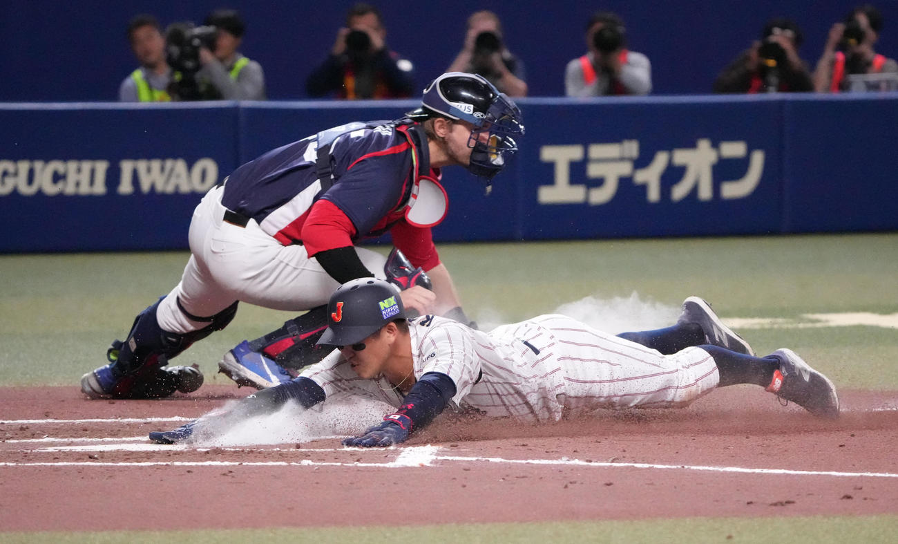 日本対チェコ　6回裏日本1死満塁、栗原の左犠飛で生還する小園（手前）（撮影・森本幸一）