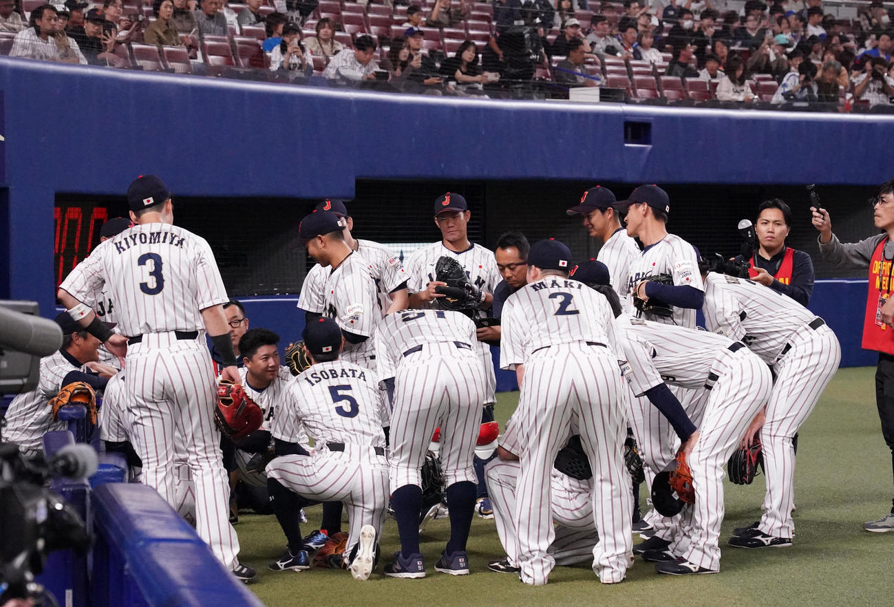 日本対チェコ　試合前、円陣を組む侍ジャパン（撮影・森本幸一）