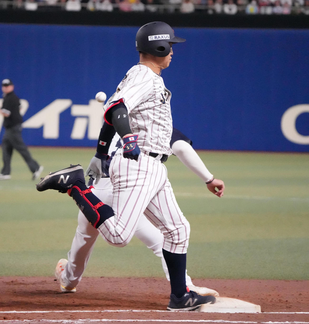 日本対チェコ　3回裏日本2死三塁、遊適時内野安打を放つ小園（撮影・森本幸一）