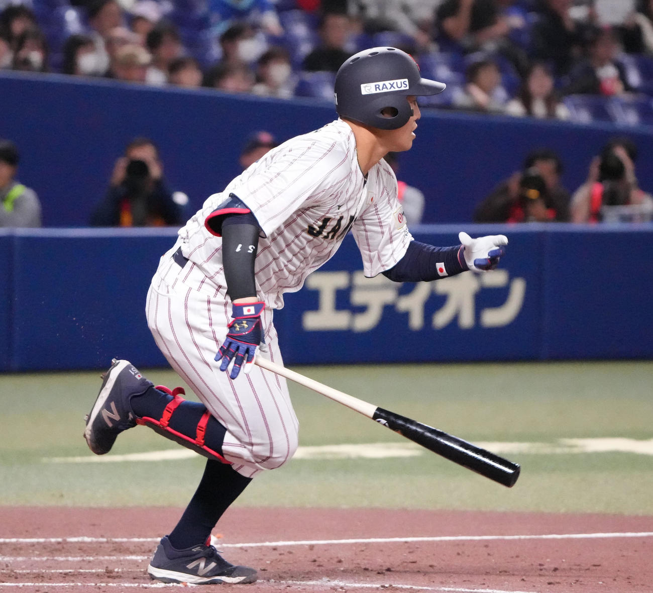 日本対チェコ　3回裏日本2死三塁、遊適時内野安打を放つ小園（撮影・森本幸一）