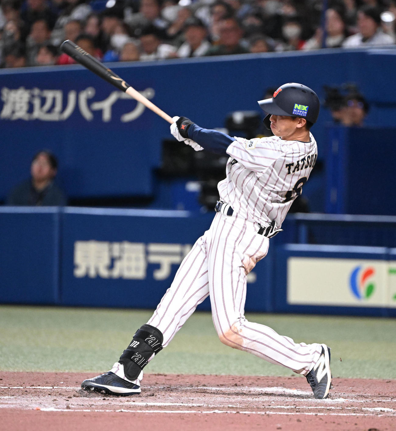日本対チェコ　7回裏日本無死一、三塁、右中間に3点本塁打を放つ辰己（撮影・和賀正仁）