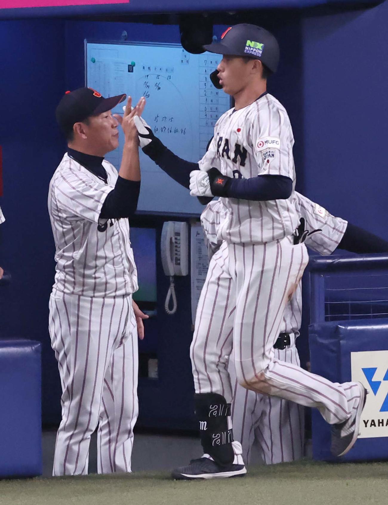 日本対チェコ　7回裏日本無死一、三塁、井端監督（左）は3点本塁打を放った辰己とハイタッチをする（撮影・上田博志）