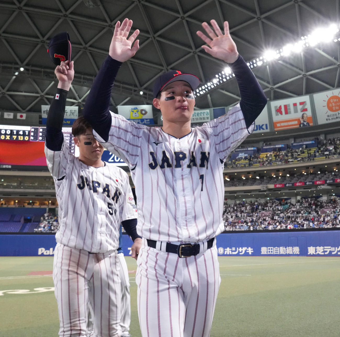 日本対チェコ　試合終了、ヒーローインタビューを終えファンの声援に応える森下（右）（撮影・森本幸一）