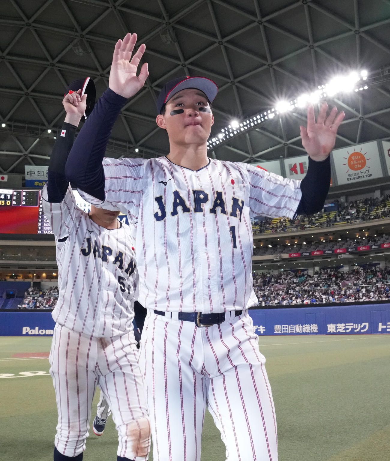 日本対チェコ　試合終了、ヒーローインタビューを終えファンの声援に応える森下（右）（撮影・森本幸一）