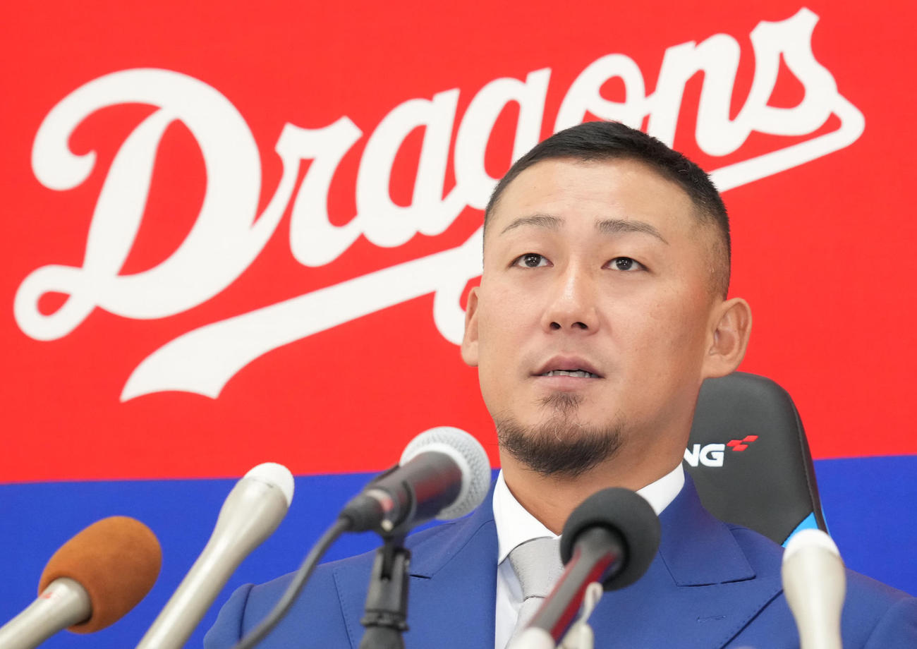 契約交渉を終え会見する中田（撮影・森本幸一）