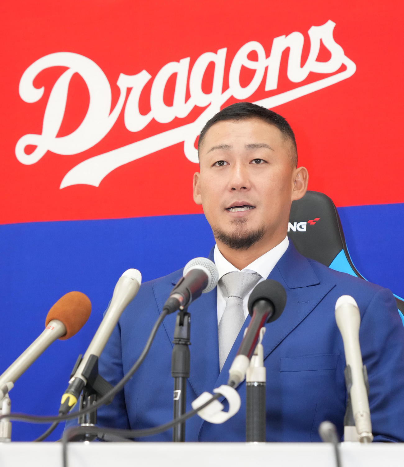 契約交渉を終え会見する中田（撮影・森本幸一）