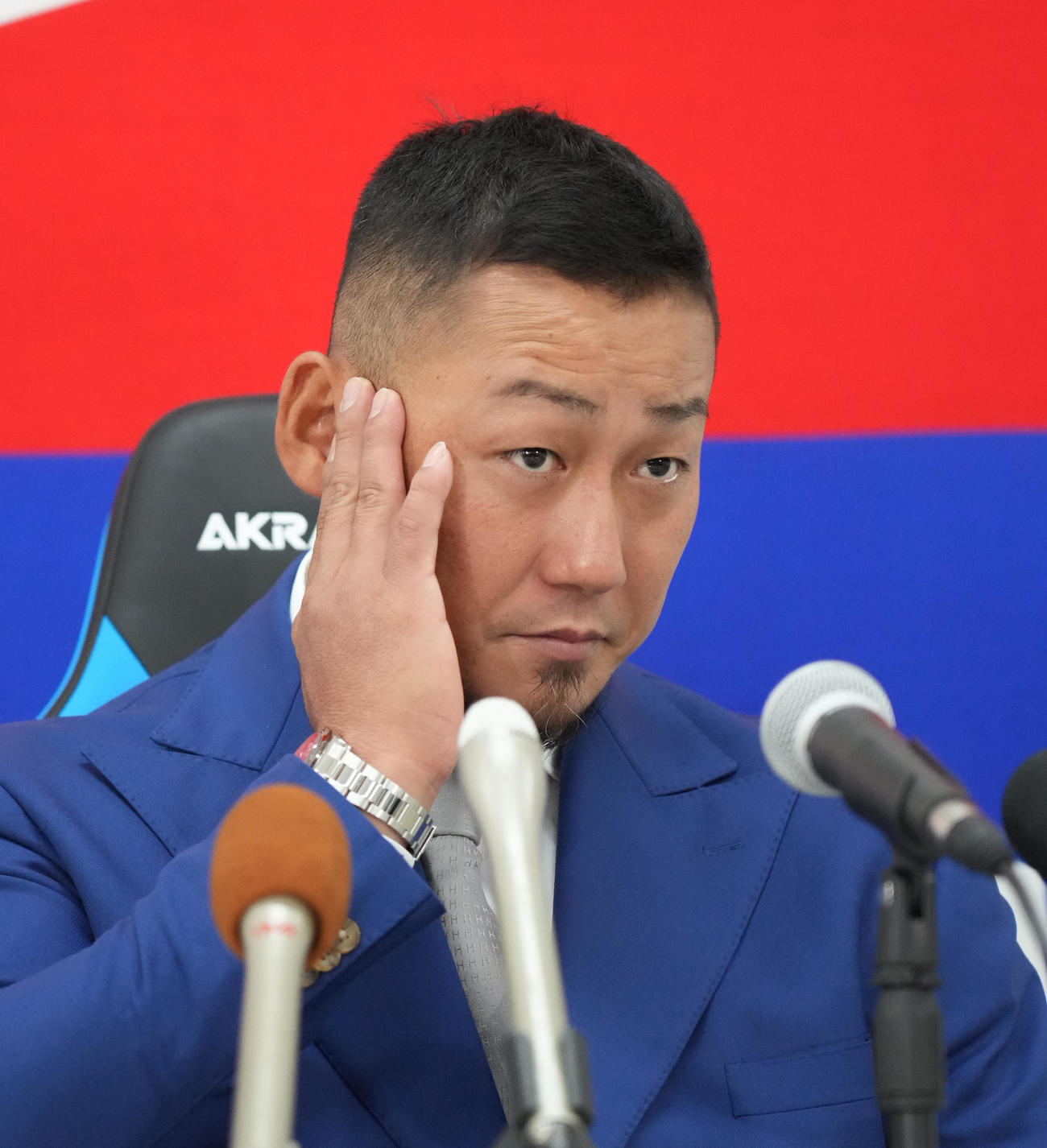 契約交渉を終え会見する中田（撮影・森本幸一）