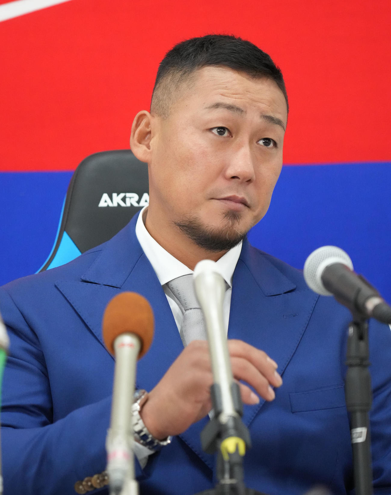 契約交渉を終え会見する中田（撮影・森本幸一）