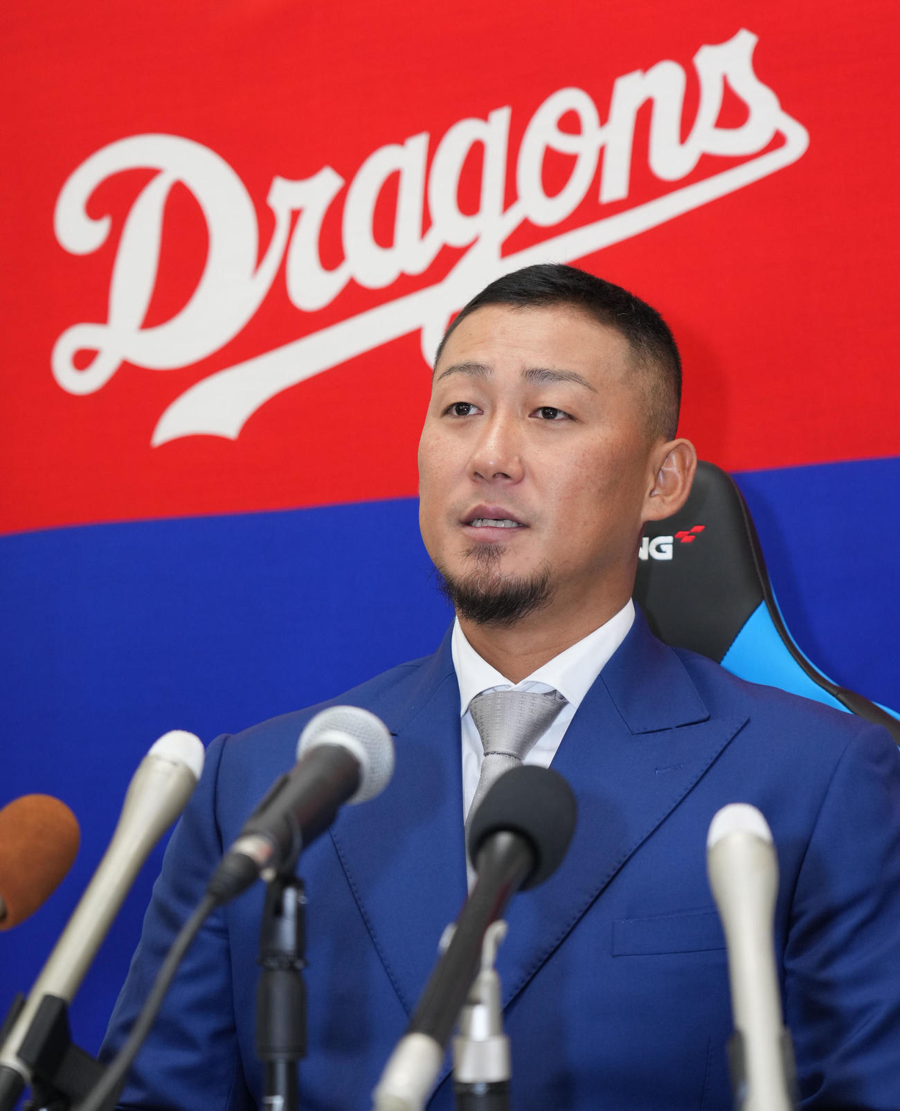 契約交渉を終え会見する中田（撮影・森本幸一）