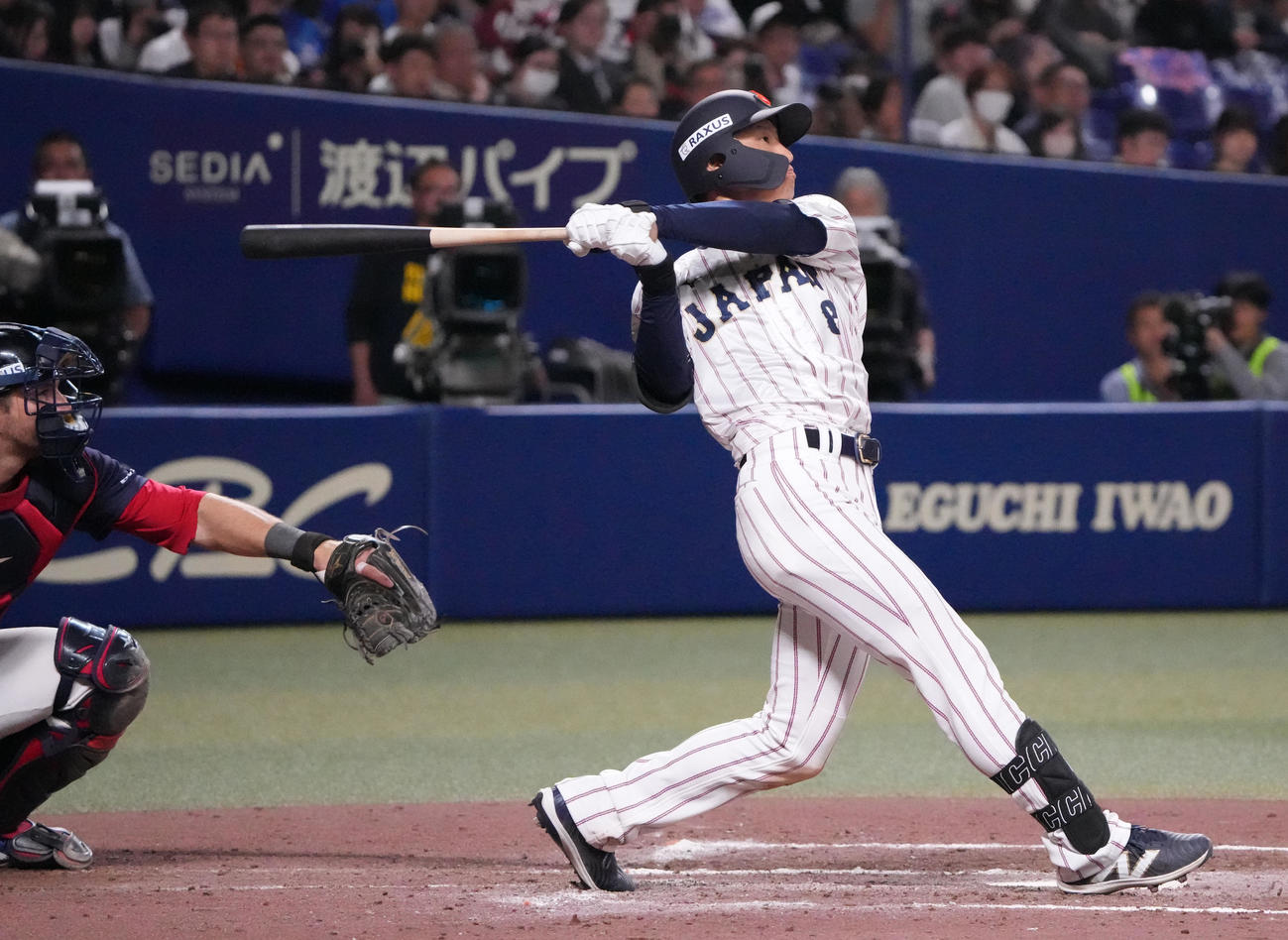 日本対チェコ　6回裏日本無死一、三塁、右中間へ3点本塁打を放つ辰己（撮影・森本幸一）