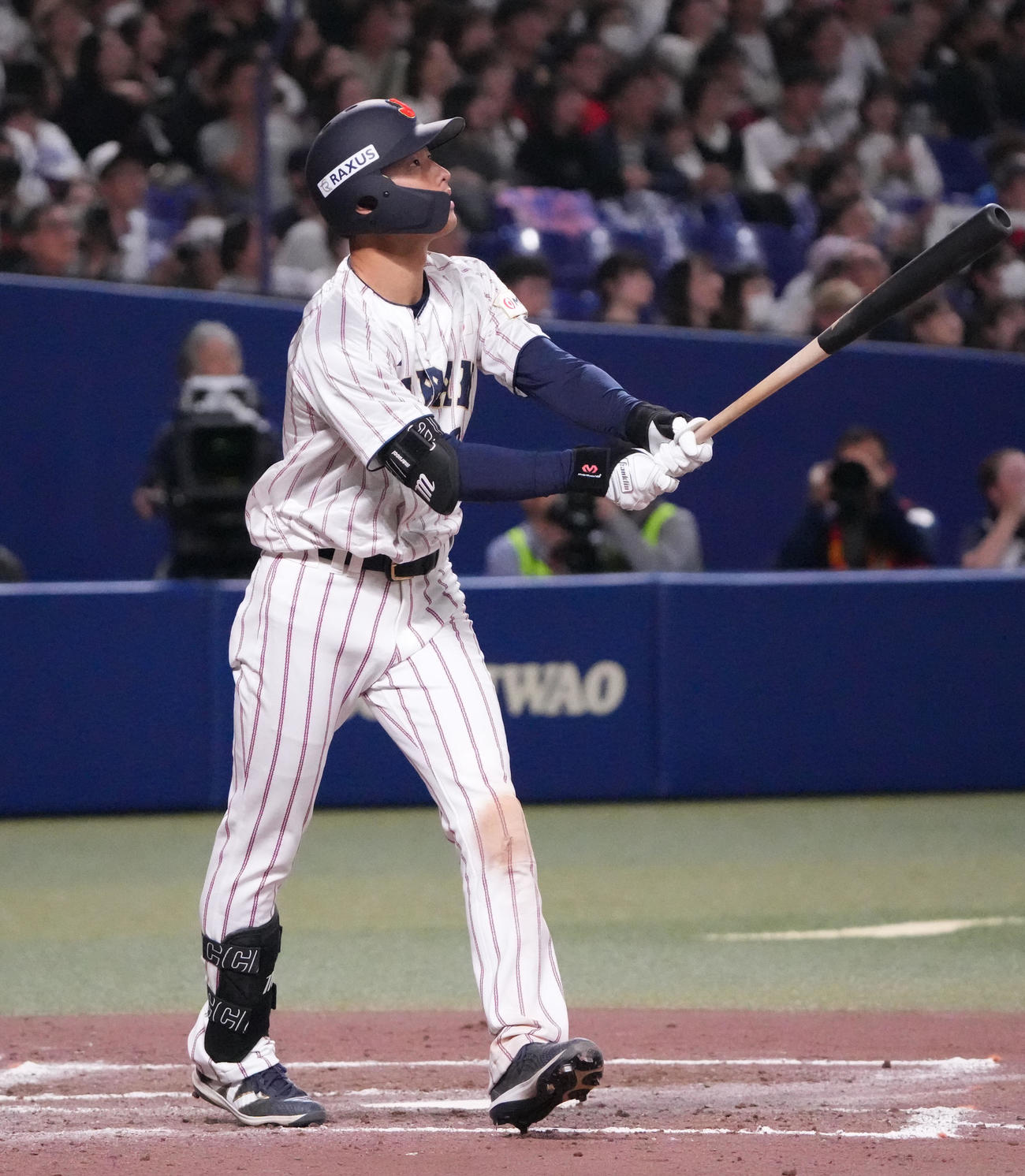 日本対チェコ　6回裏日本無死一、三塁、右中間へ3点本塁打を放つ辰己（撮影・森本幸一）